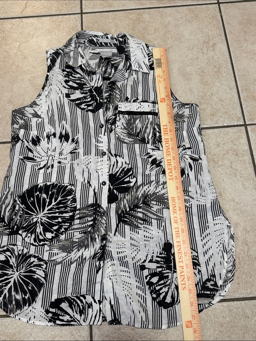 Chico’s Sleeveless Black & White Tropical Leaf Print Button-Down Top US size 4/6 - Picture 3 of 6